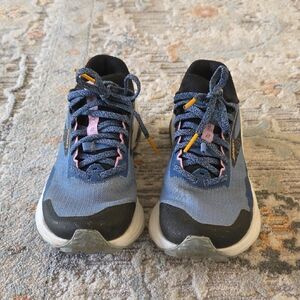 Brooks Skyvault Blue and Black Sneakers